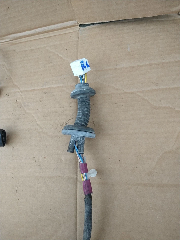 Arnés de cableado de puerta trasera izquierda Toyota Avalon 2000-2004 82151AC010 OEM Foto 2 de 3