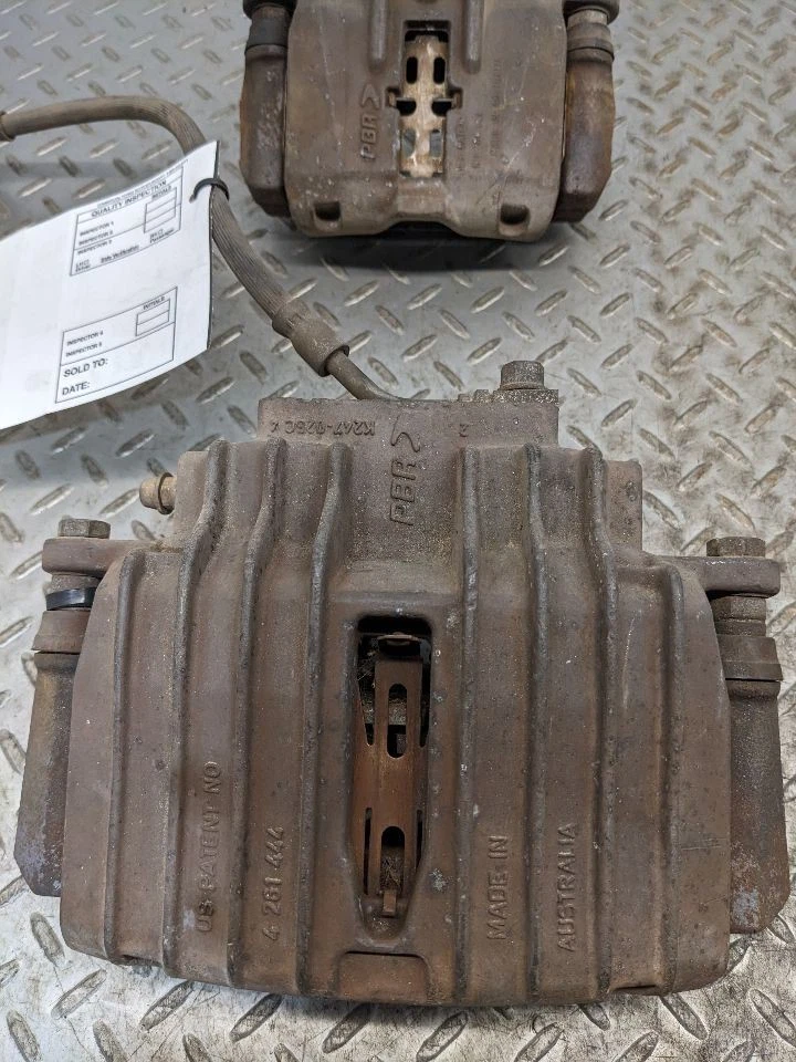 97-04 JUEGO DE PINZAS DELANTERAS Y TRASERAS CORVETTE C5 OEM1077645 Foto 3 de 4