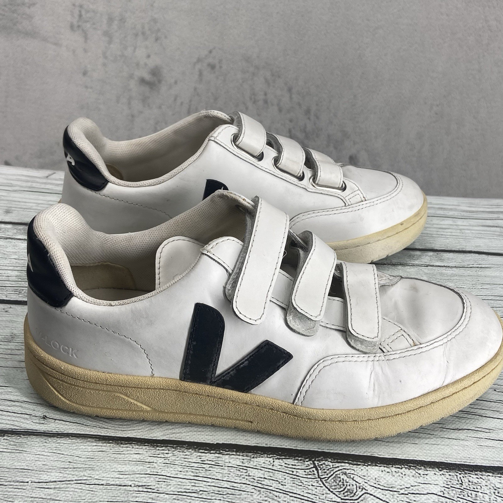 Veja Recife V-Lock Womens sz White Sage Leather V Logo Casual