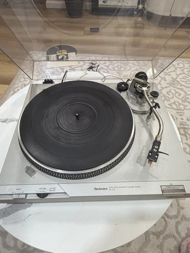TECHNICS SL – D2 DIRECT DRIVE AUTOMATIC TURNTABLE