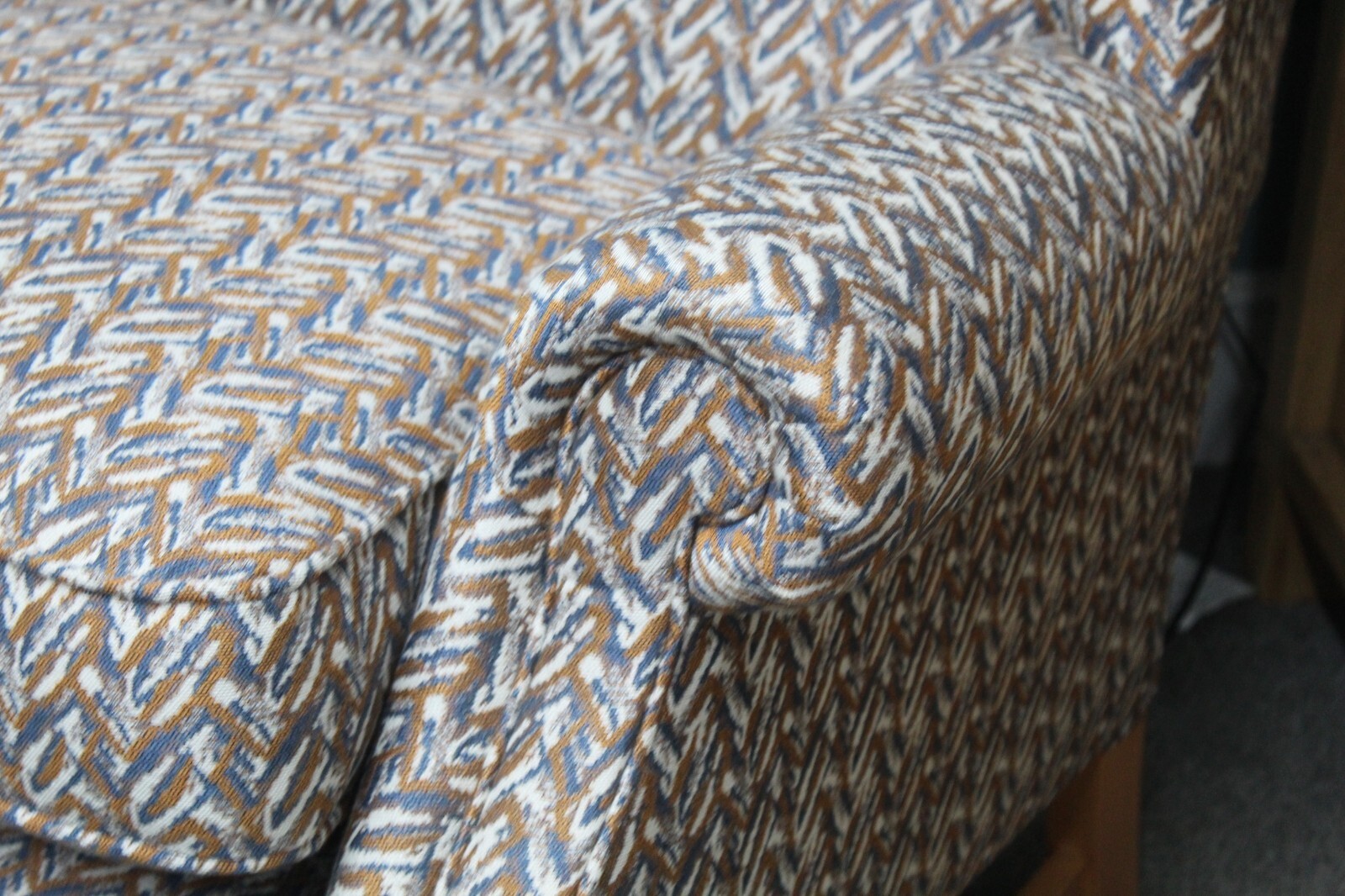 PARKER KNOLL WINGBACK OCCAISIONAL CHAIR IN A BLUE & TAN PATTERNED FABRIC eBay