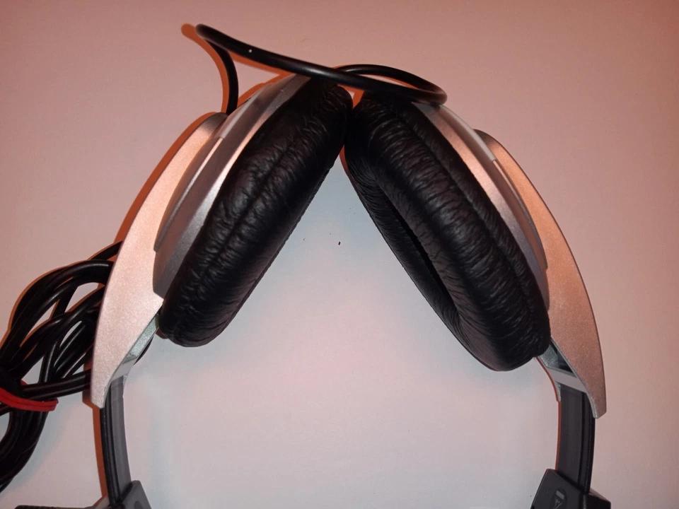 Auténticos auriculares Behringer Studio Monitor HPM1000 tipo cerrado plateados y negros Foto 3 de 4