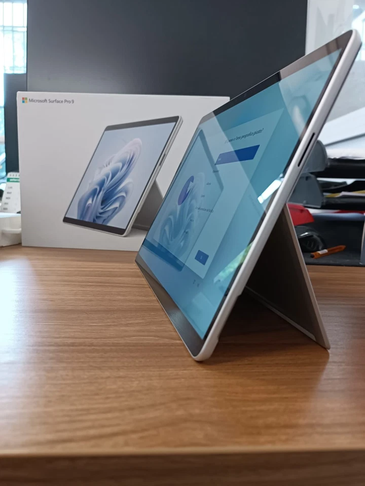 Microsoft Surface Pro 9 256 GB 33 cm (13") Intel® EVO™ i5 - Immagine 2 di 3