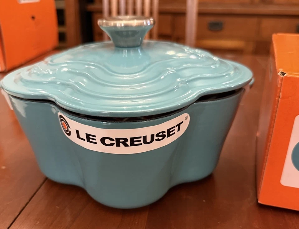 Le Creuset Enameled Cast Iron Flower Cocotte Fafa Turquoise 2.25 qt NIB New Box - Image 2 of 4