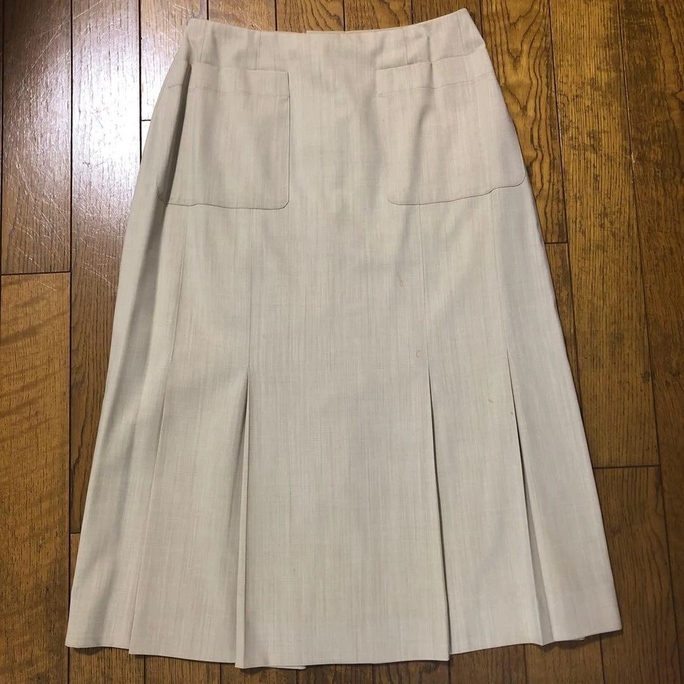 FALDA ACAMPANADA CHANEL BEIGE USADA CON BOTÓN LOGO TRASERO BUENA Foto 3 de 4