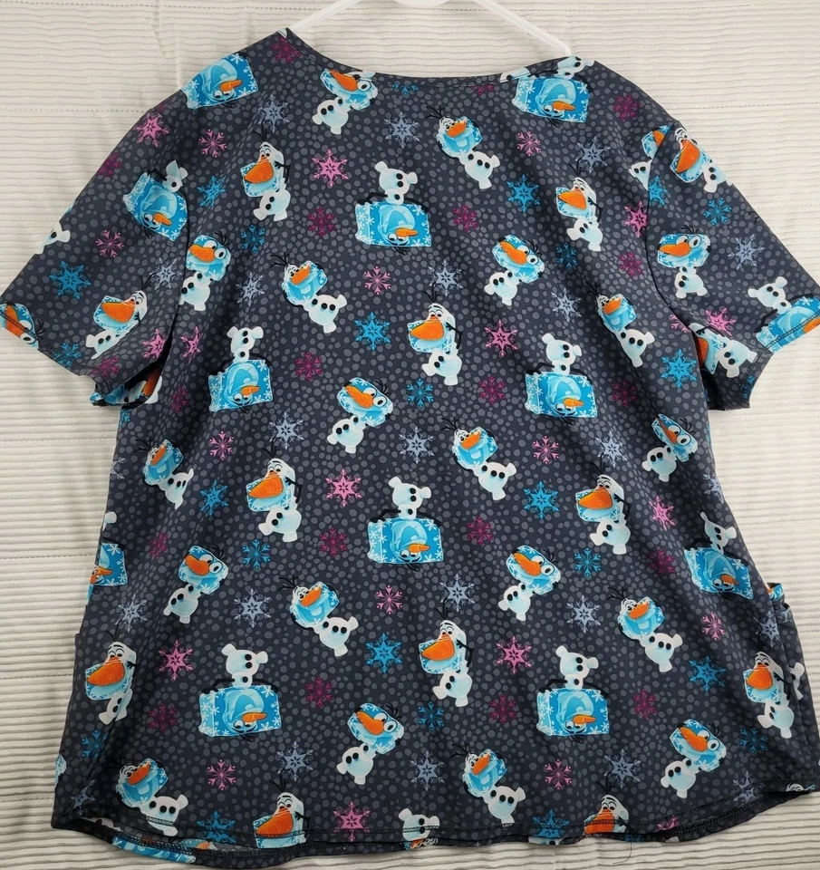 Blusa Médica Disney Frozen Olaf Para Mujer 2XL Gris Estampado de Copo de Nieve Bolsillos con Cuello en V Foto 4 de 4