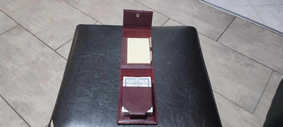 PORTACARTE DA GIOCO CON MATITA - BLOCCHETTO - SEGNAPUNTI  CON BLASONE IN ARGENTO - Immagine 3 di 4