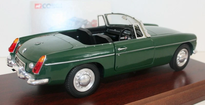 Corgi 1/18 Scale 95106 - 1963 MG MGB Roadster Green - with wooden plinth - Image 4 of 4