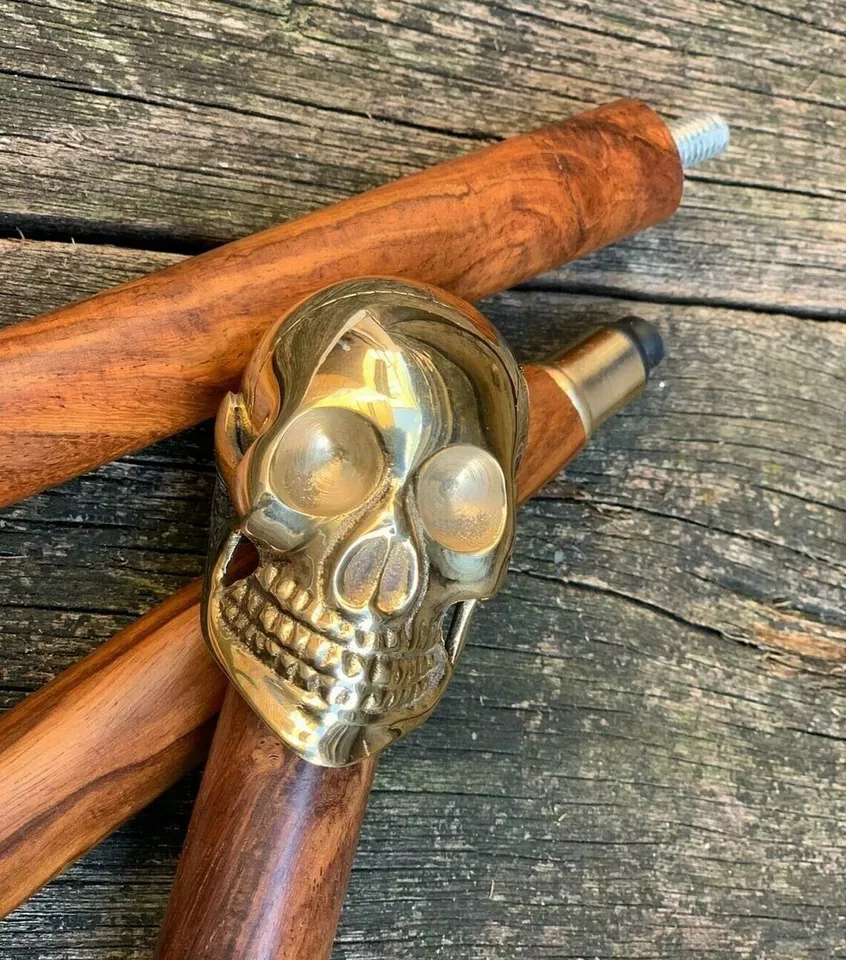 Bastón para caminar estilo antiguo con mango de cabeza de calavera de latón para boda o ceremonia Foto 3 de 4
