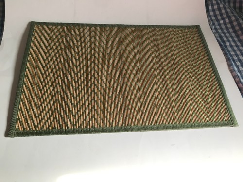 BAMBOO STYLED PLACEMAT SET OF 4 RED & 4 GREEN 8 TOTAL ~ 12" x 18" - Picture 7 of 9