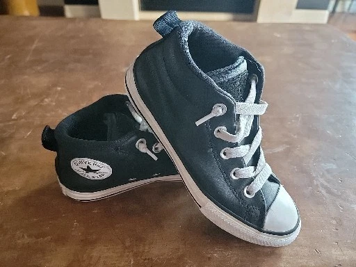 Scarpe da ginnastica Converse All Star Chuck Taylor nere da strada 663835C giovani taglia 2