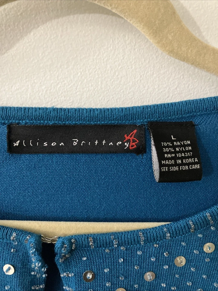 Suéter Allison Britney para mujer grande adornado azul verdoso ojo de cerradura frontal Foto 4 de 4