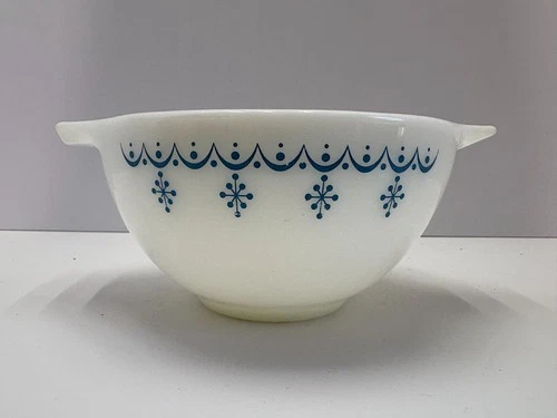 Pyrex Snowflake Blue Garland Cinderella Bowl 441, 1.5 Pint Vintage