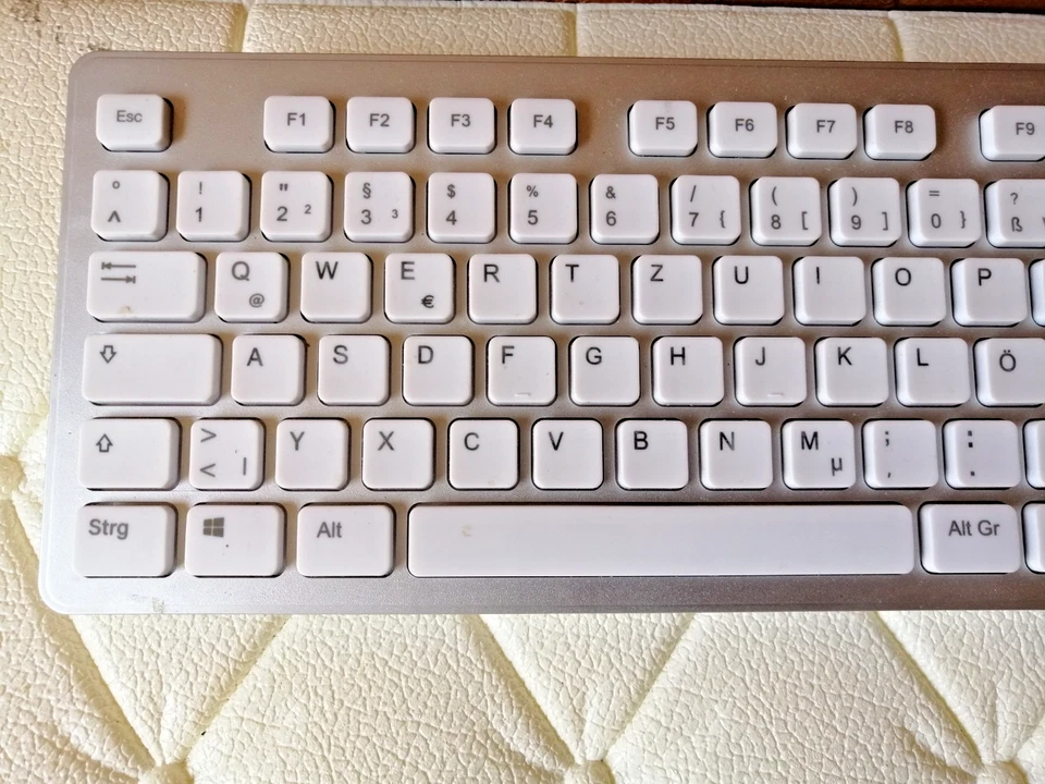 TCM Tchibo Tastatur Keyboard weiß/silber NEU 2-in-1: Bluetooth® 5.2 Funk 2,4 GHz - Bild 3 von 4