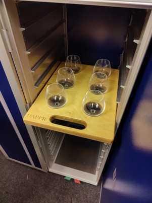 Airline Trolley Brandy Glaseinsatz mit Brille Hostess Pantry Cart Luftfahrt