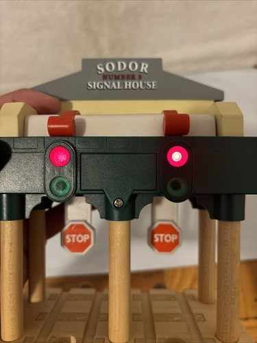 SODOR NUMERO 3 SEGNALE CASA Luci e Suoni -Thomas Ferrovia in Legno 2006 FUNZIONA! - Foto 7 di 8