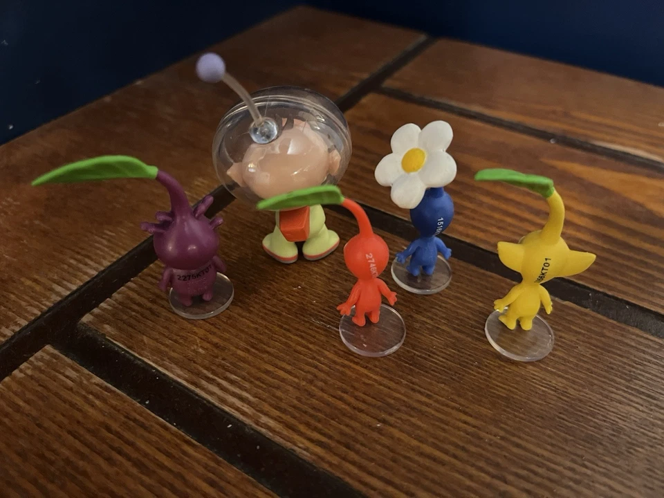Lote de figuras sueltas de Pikmin World of Nintendo Olimar, amarillo, azul, rojo y púrpura Foto 2 de 2