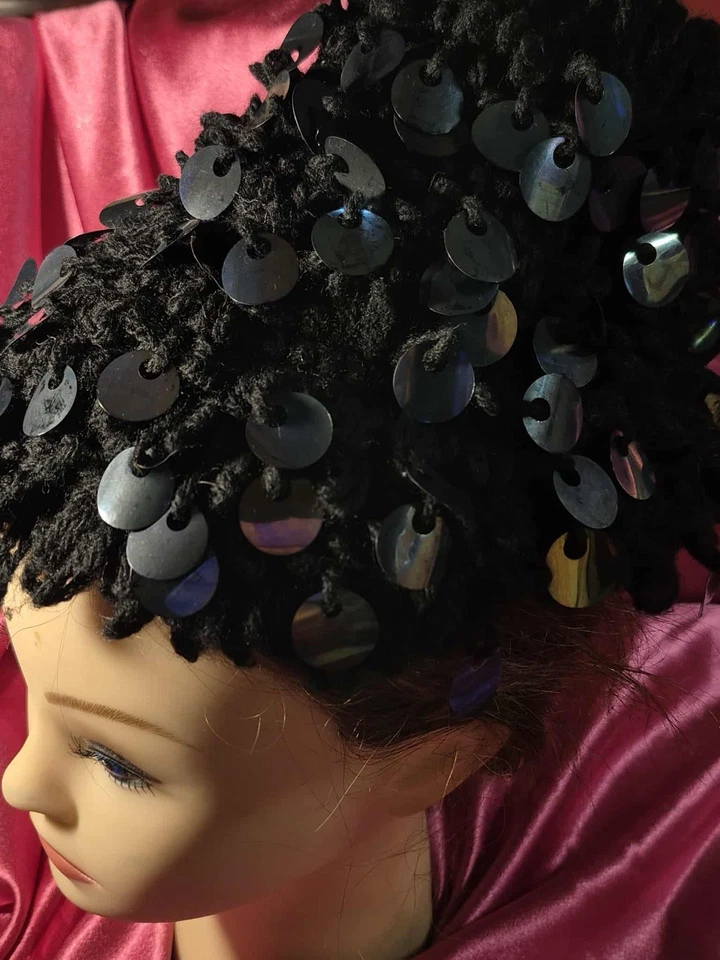 Sombrero Cloche Vintage - Negro Hecho a Mano Tejido Brillante Estilo Gorro con Lentejuelas Grandes Foto 2 de 4