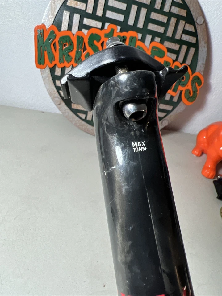 Tija de sillín de aleación de 2 pernos envuelta en carbono Niner 30,9 x 370 cabeza de aleación logotipo rojo Foto 3 de 4