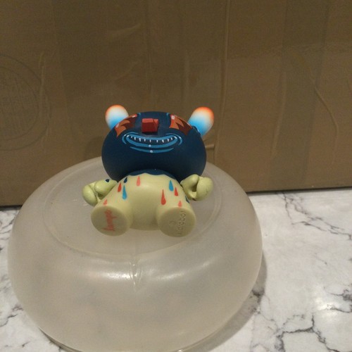 Kidrobot Dunny Untitled Travis Lampe Lightning Vinyl Figure - 2011 Series - 1/20 - Picture 5 of 6