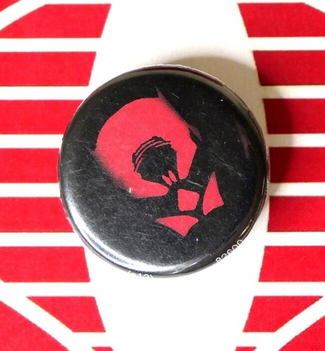 Marvel Daredevil Mask Black and Red Pinback Collectible Pin - 第 1/2 張圖片