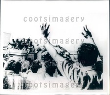 1971 Bengalis Cheer Indian Troops Dhaka Bangladesh  Press Photo
