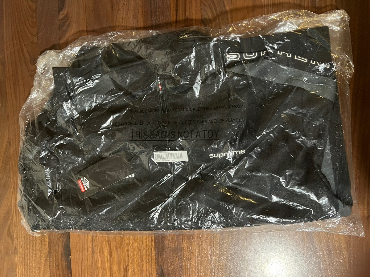 SUPREME®/UMBRO SNAP SLEEVE JACKET Black Full Zip SS23 Men's SUPREME®/UMBRO SNAP SLEEVE JACKET Black Full Zip SS23 Men's