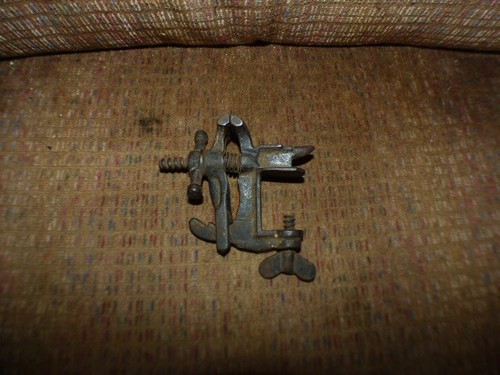 MINATURE ANTIQUE  JEWELER'S BENCH  VISE