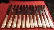 Service de 12 couteaux de table en métal argenté modèle Art Déco