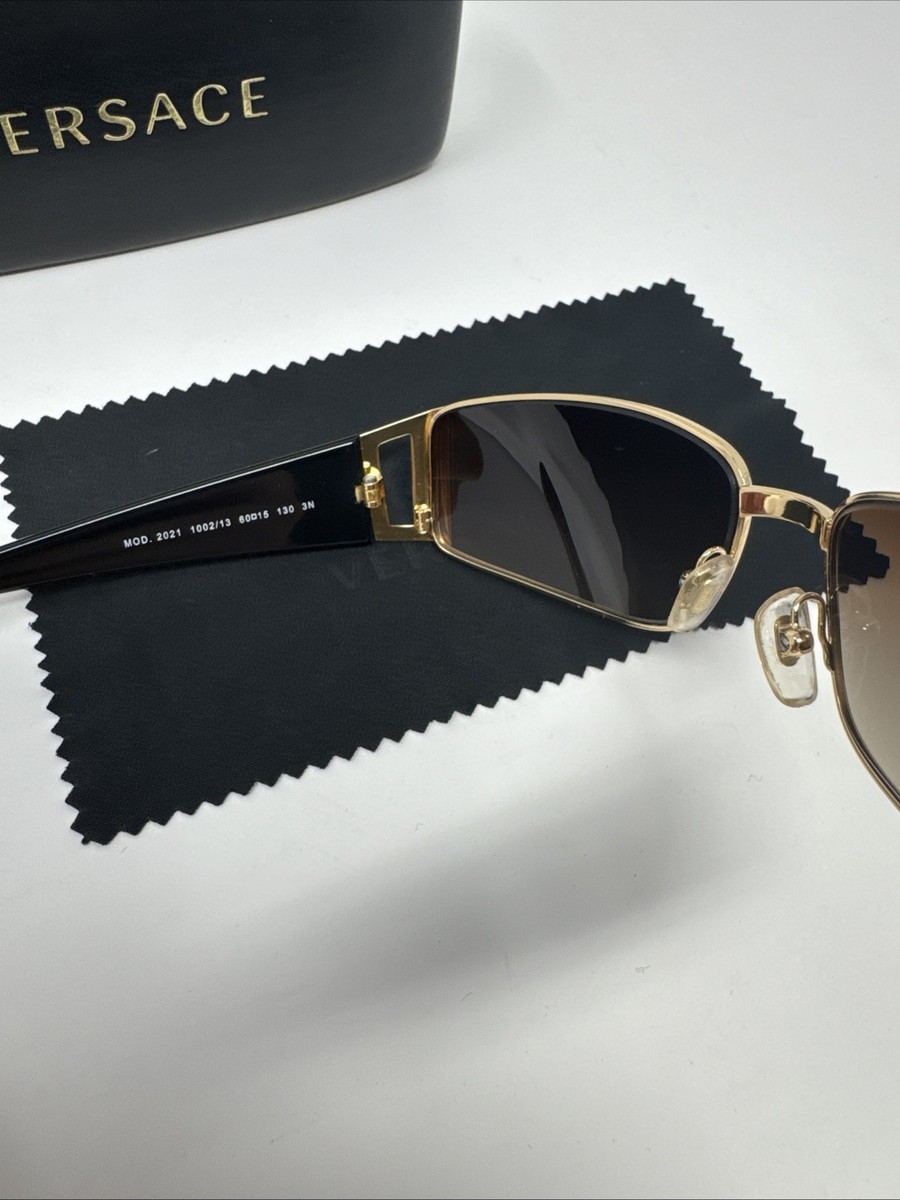 VERSACE MOD 2021 サングラス ブラック ボールドなブラックフレームで、大胆に引き付けるヴェルサーチェ