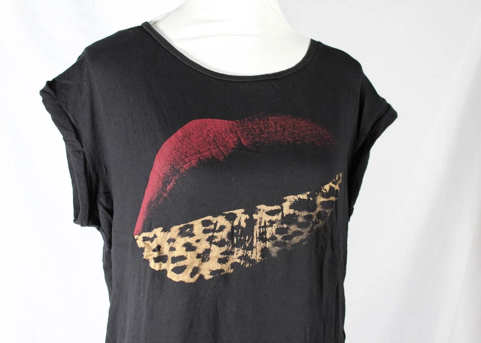 2010s Black Crop Top Kiss Graphic Red Burgundy Lips Leopard Medium Edgy - Изображение 4 из 4
