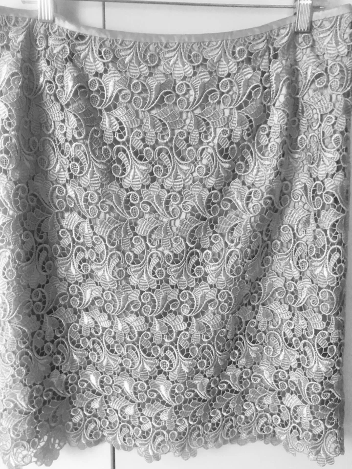 Tahari croshet lace lined skirt silvery light gray, satin lining, zipper sz 12