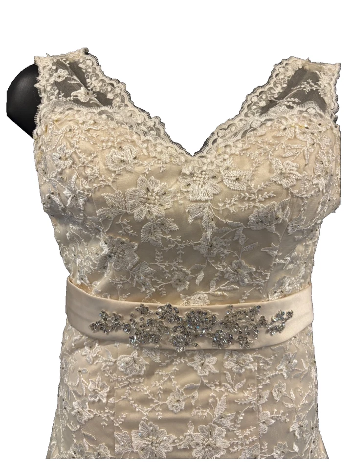 Lindo vestido de noiva de renda marfim, strass, cetim com acabamento com trem novo sem etiquetas - Imagem 4 de 4