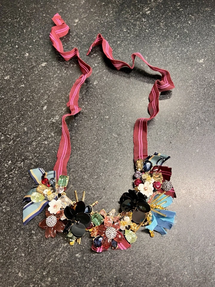 Collar J Crew mezclado mediano llamativo cuentas, cinta, lentejuelas y piedras facetadas Foto 3 de 4