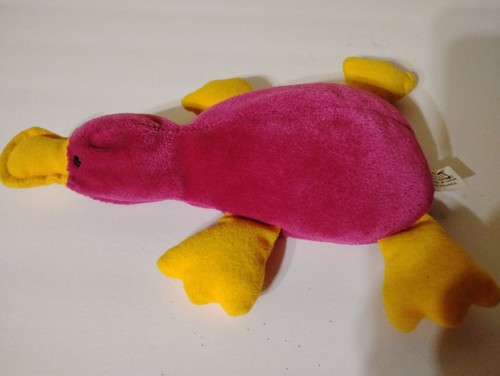 Seltene weinrote Variante Patti das Schnabeltier Beanie Baby authentifiziert Himbeere NHT
