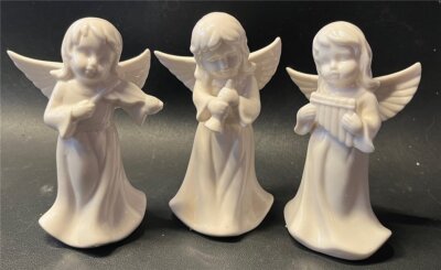 Weiße Keramik Cherub Figuren ''Drei musizierende Engel''