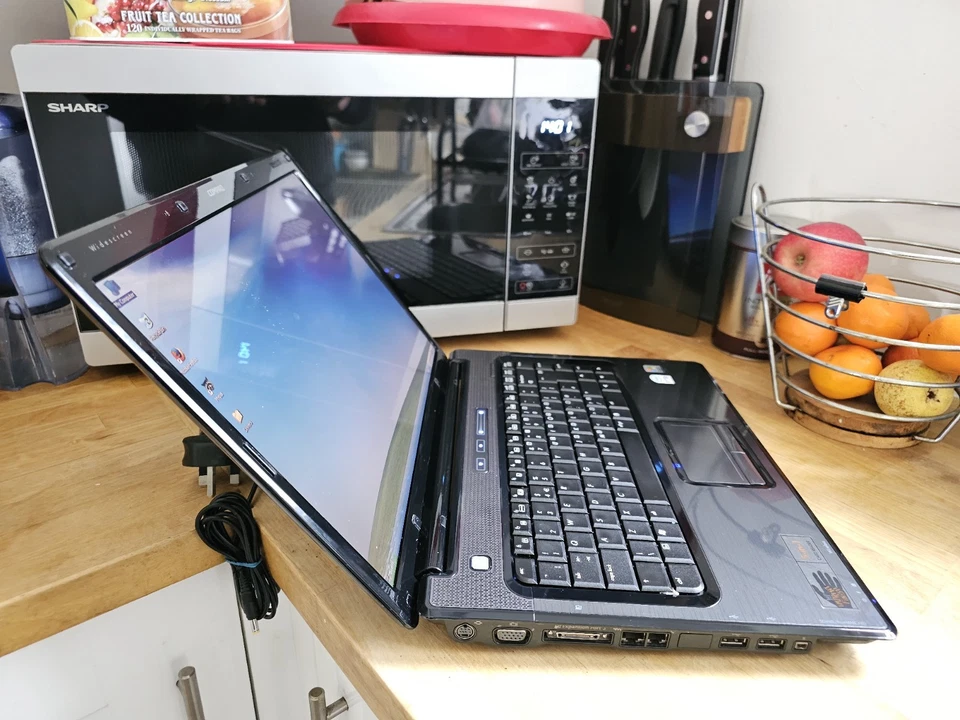 Retro HP Compaq Presario V6000 15.4" 80GB 2GB Windows XP Media Centre Laptop - Image 4 of 4