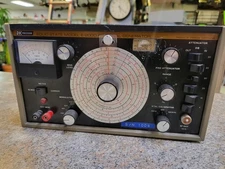 B&K Precision Solid State Model E 200D RF Signal Generator Powers On  Read Descr