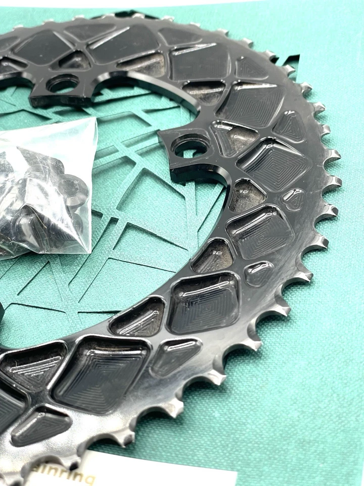 Anel de estrada oval Absolute Black Shimano Premium preto 50 dentes 4 parafusos 110bcd - Imagem 4 de 4