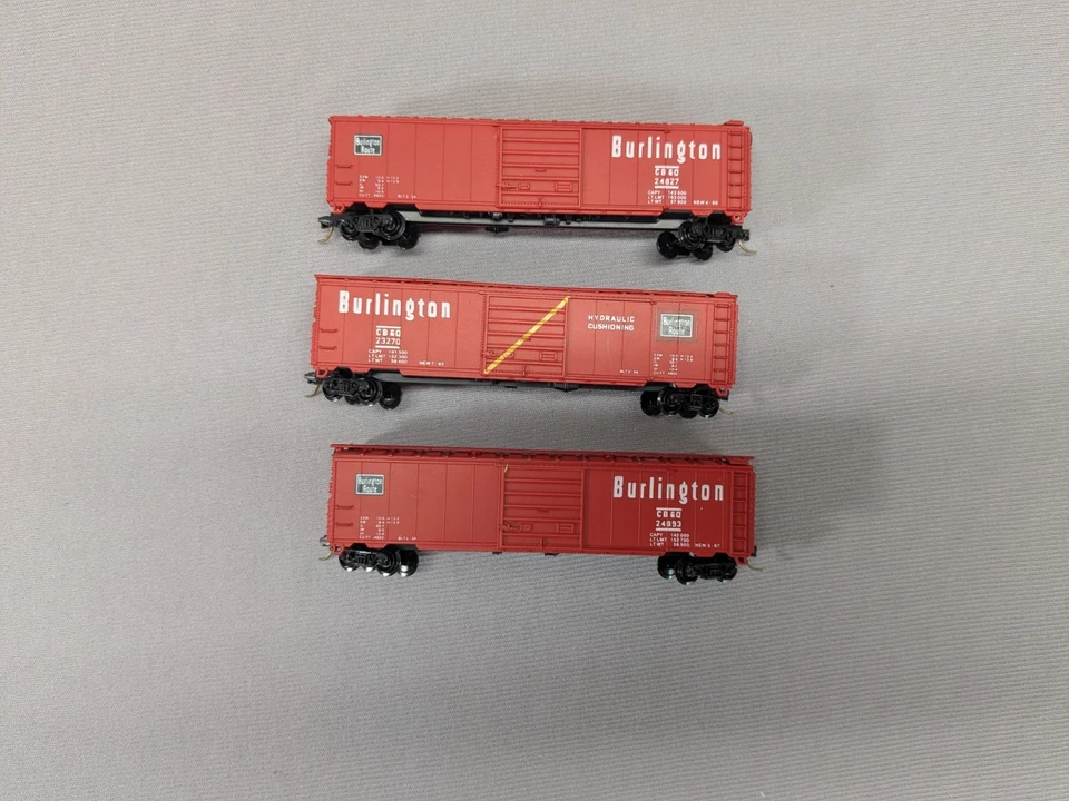N scale  Con-Cor #  01-08903    BURLINGTON  50' Box  Car  Panel  Door   3-pack - Image 4 of 4