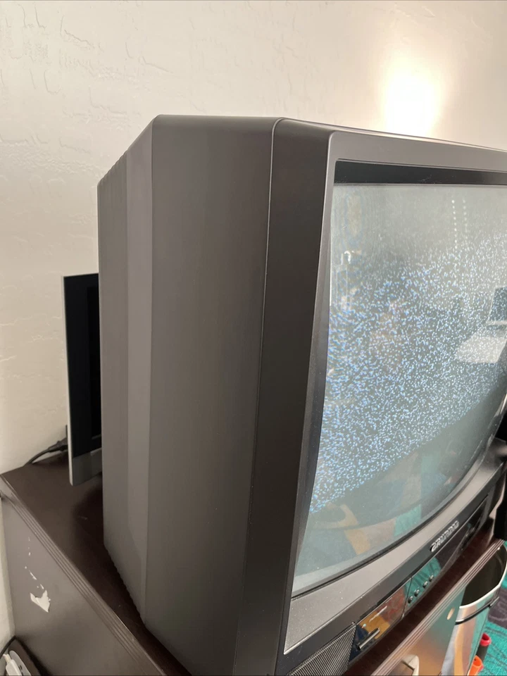 🤩 GRUNDIG 24” CRT Gaming Tv Made In France RCA inputs With Remote WORKING - Image 2 of 4