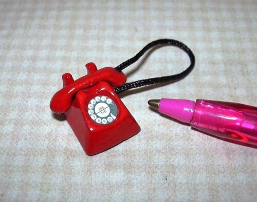 Miniature Economical Red Metal Phone, Loose Receiver: DOLLHOUSE 1:12 Scale - Afbeelding 1 van 2