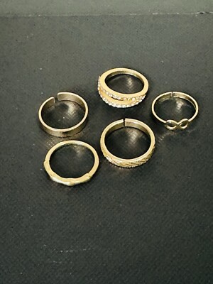 10 Stück stilvolle Ringe, verschiedene Größen in Gold und Silber