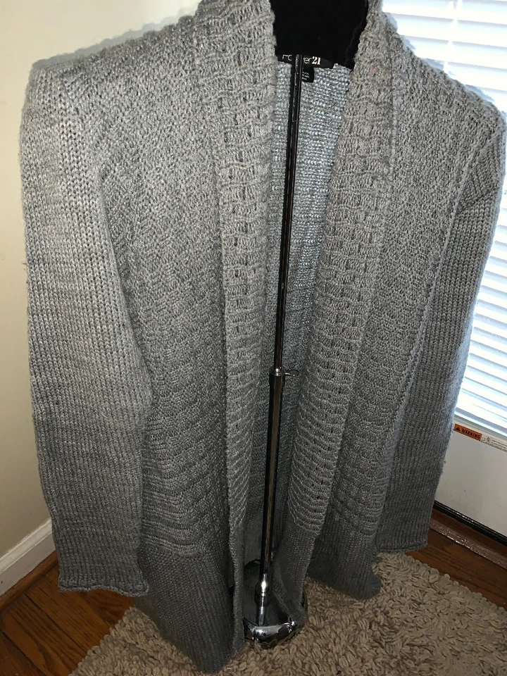 Cárdigan abierto Forever 21 largo tejido con cable gris plateado suéter para mujer talla grande Foto 2 de 4