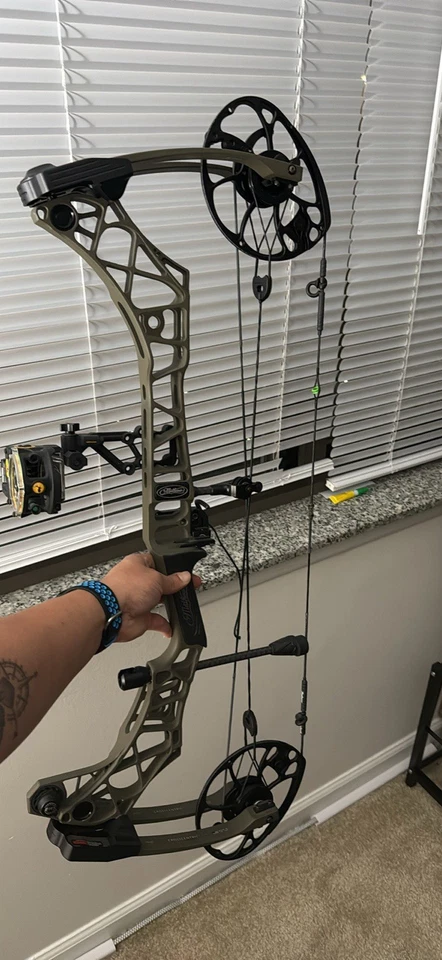 Matthews VXR Compound Bow with Case and Essentials - Image 3 of 4