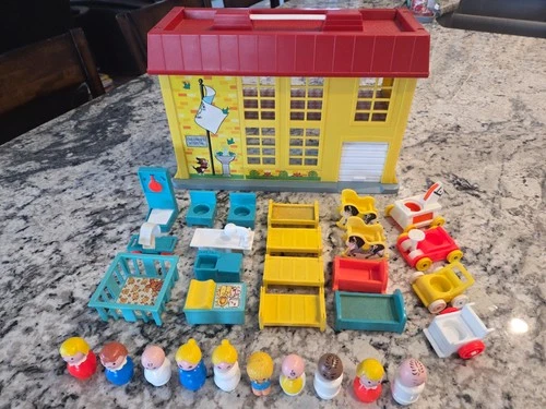 Vintage Fisher Price Little People #931 Play Family CHILDREN'S HOSPITAL Set IOB