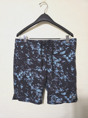 Travis Mathew Black Leaf Print Inaminit Board Shorts 34