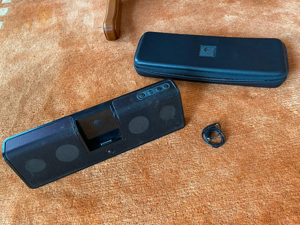 Logitech Pure-Fi Express Plus Docking Lautsprecher 0173A,I- Phone,I-Pod mit Case