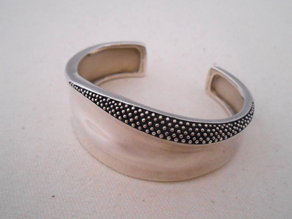 Brazalete esculturado de plata de ley 125,016 inspirador Michael Dawkins Foto 3 de 4