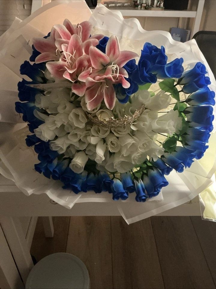 80 Piezas Flores Rosas Blancas/Azules con Lirios y Corona para Cumpleaños y Duchas Foto 2 de 2